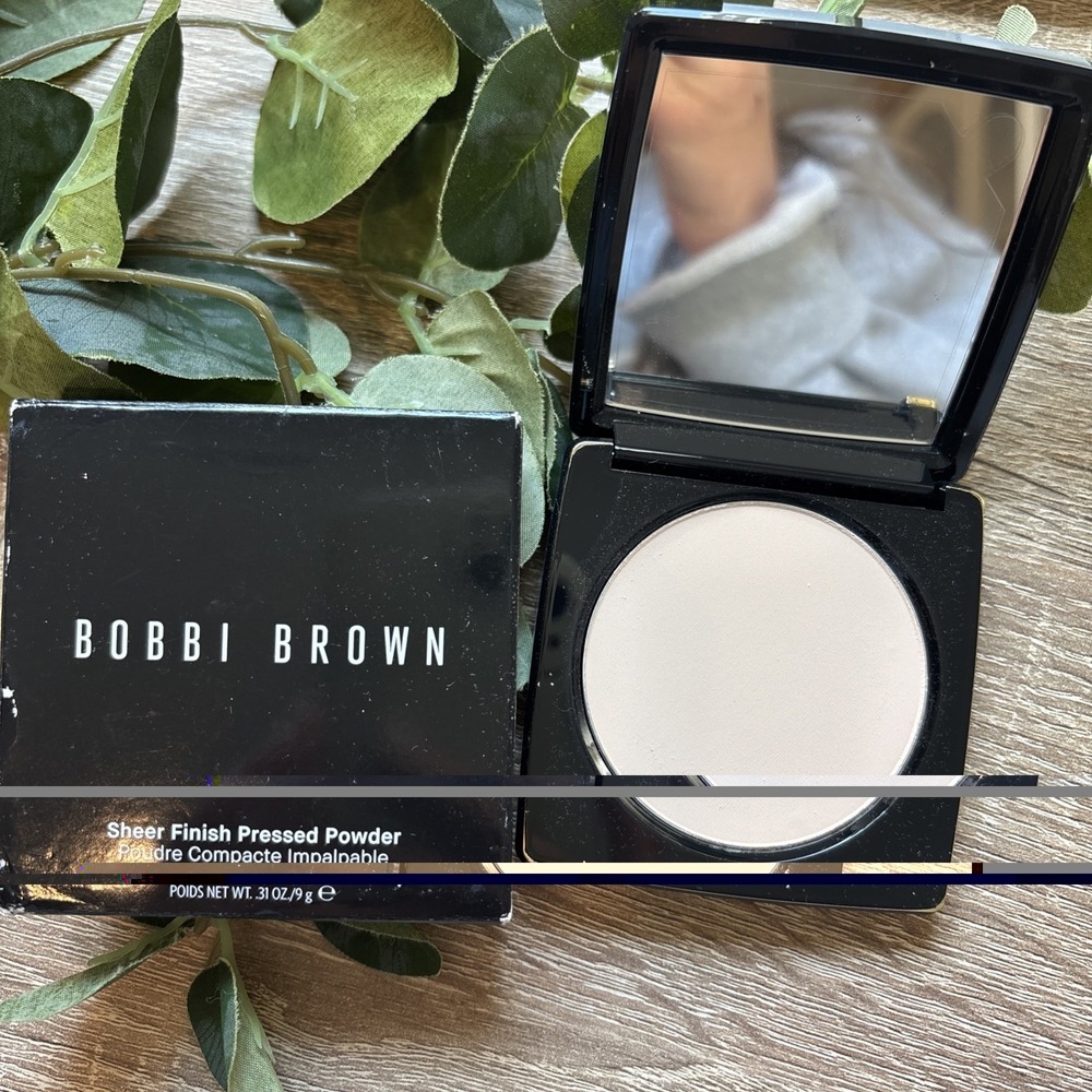 Bobbi Brown Sheer Finish Pressed Powder - SOFT PORCELAIN - .31oz./9g